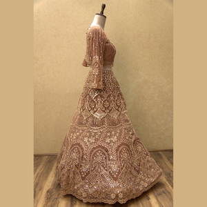 La dernière Golden Party Lehenga avec broderie à paillettes et battements ultra lourde, accentuée par un gland artisanal de l'Inde en gros - Product Image 3