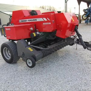 Presse à balles carrées compacte Massey Ferguson 1840 de haute qualité pour ensilage et foin, idéale pour l'agriculture. - Product Image 4