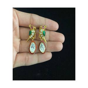 Pendientes Meenakari chapados en oro Diseño de loro con piedras Kundan Perfecto para bodas y eventos tradicionales - Product Image 3