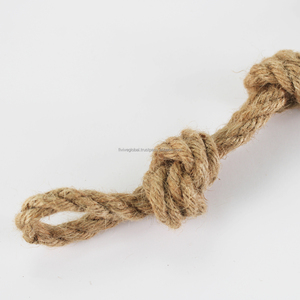 Jouet pour chien en chanvre naturel éco-responsable à triple nœud favorise des habitudes de mâchage saines, réduit l'ennui et favorise les soins des dents et des gencives. - Product Image 4