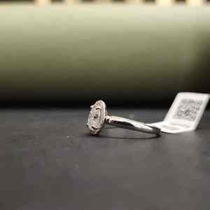 Impresionante Anillo de Compromiso con Corte Ovalado de 2.37ct de Moissanita Certificada por IGI en Oro de 18K con Engaste Pavé para Mujer/Unisex - Product Image 3