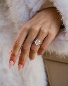 Bague de fiançailles Solitaire Moissanite coupe rayonnante 12x8mm en serti or classique à quatre griffes | Bijoux fins de mariage de mariée - Product Image 6