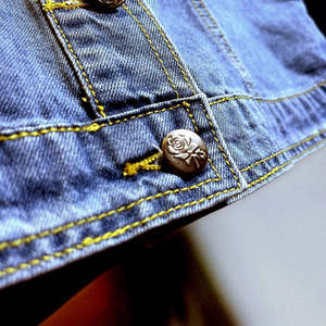 Veste en jean délavée pour femme avec détails rayés en tissu tricoté en coton - Mode streetwear écologique à prix économiques - Product Image 4