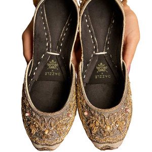 Vente en gros de chaussures Khussa pour femmes, sur mesure, en soie brute, antidérapantes, de haute qualité, design tendance, nouvelle arrivée, produit phare - Product Image 1