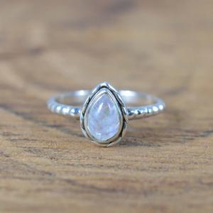 Arco Iris blanco piedra lunar 925 plata esterlina anillo pequeño hecho a mano joyería de piedras preciosas regalo para ella - Product Image 1
