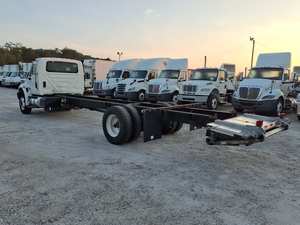 Camion d'occasion prêt à l'emploi 2022 International DuraStar 4300 Cabine et châssis à vendre Transmission automatique - Product Image 3