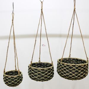 Jardinière suspendue auto-arrosante faite à la main à partir de paniers tissés en jacinthe d'eau et en jonc de mer Vietnam - Product Image 2