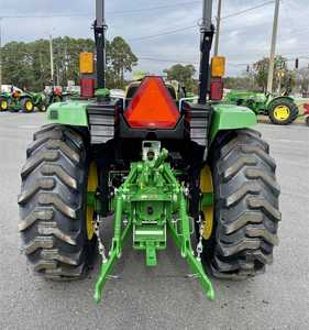 Tractor John Deere 3038E, Tractor Agrícola Compacto con Motor Diésel de 3 Cilindros y 31 CV, Maquinaria Agrícola en Venta - Product Image 2