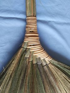 Escoba de Césped Ecológica y Duradera con Mango Largo de Madera, Recogedor de PVC y Cerdas con Púas, Hecha en Vietnam - Product Image 4