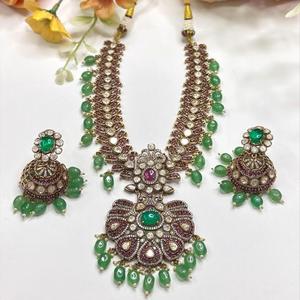 Ensemble de collier et de boucles d'oreilles de qualité supérieure plaqué or avec pierres de qualité supérieure, collection de bijoux pour femmes, à porter pour les mariages - Product Image 1