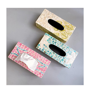 Porte-serviettes en papier élégant en nacre avec un design en coquille marine, boîte à mouchoirs en résine et serpillière pour la décoration de la maison en provenance du Vietnam - Product Image 1