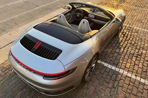 2022 911 Carrera S Cabriolet ~2 800 milles, boîte manuelle à 7 vitesses, moteur turbo 6 cylindres en ligne de 443 ch, packs Sport et Premium - Product Image 3