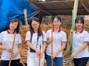 Vente en gros de manches de balai en bois revêtu de PVC pour usage domestique et outils religieux Type de bouchon de coriandre - Product Image 5