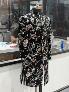 Traje Sherwani Bandhgala Indo-Occidental Negro con Bordado Floral para Hombre, para Bodas y Fiestas, de Secado Rápido y Sin Arrugas - Product Image 4