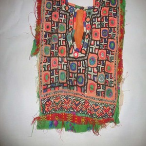 Chemisier ethnique vintage afghan Baloch pour femme, en coton, à manches courtes, léger et respirant, avec broderie miroir et motifs floraux - Product Image 3
