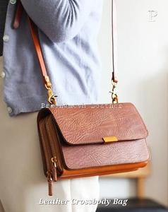 Bolso cruzado de cuero clásico Accesorio atemporal Correa ajustable Cuero suave Tono neutro Larga duración Diseño refinado tendencia - Product Image 2