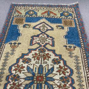 Alfombra Turca Vintage de 1.5x3.3 pies (47x100 cm), Alfombra Oriental Azul y Roja - Product Image 4