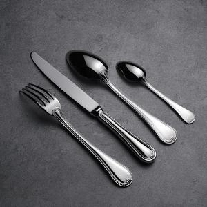 Ensemble de couverts personnalisables et élégants, au design intemporel, qui garantit qu'il ne passe jamais de la mode. - Product Image 1