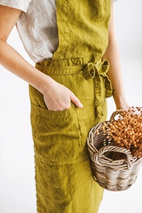 Tablier à bavette souple en lin vert mousse unisexe de style européen fait à la main cuisine traditionnelle longue pour la maison pour femmes et hommes - Product Image 3