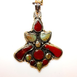 Pendentif en argent sterling 925 artisanal népalais en forme de goutte de corail turquoise multi-pierres populaires avec réglage de lunette - Product Image 4