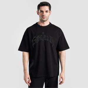 เสื้อยืด Going All in Stealth สีดำ ผ้าเจอร์ซีย์น้ำหนักเบา สไตล์ลำลองแนวสตรีท ลายพื้นเรียบ พร้อมโลโก้พิมพ์ซิลค์สกรีน - Product Image 1