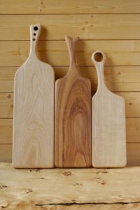 Planche à découper en bois ronde exquise en bois naturel fabriquée avec beauté pour l'utilisation d'ustensiles de cuisine - Product Image 3
