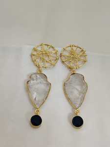 Pendientes colgantes chapados en oro de 18 quilates hechos a mano con piedra de cuarzo transparente texturizada y acento de cristal azul profundo - Product Image 3