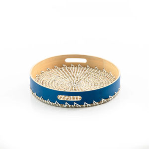 Plateau rond en rotin de qualité supérieure avec accent doré, design chic et tendance, parfait pour servir des collations et des boissons à la maison - Product Image 3