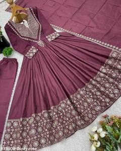 Conjunto de vestido Anarkali de seda romana premium con bordado, detalles en hilo dorado, cuello elegante, mangas y dupatta a juego. - Product Image 5