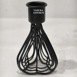 Nuevo candelabro individual elegante con marco de alambre fino hecho a mano para espacios sofisticados que agrega un encanto elegante a cualquier habitación - Product Image 1