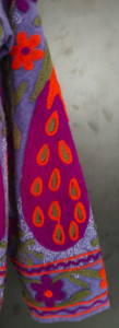 Chaqueta Acolchada de Lana Tejida y Bordada a Mano con Diseño de Pavo Real, Ecológica y Transpirable - Product Image 2