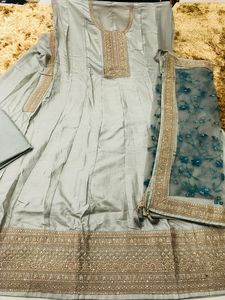 Robe traditionnelle indienne à la mode Piswa Anarkali Kurta Dupatta costume de mariage broderie naturelle travail pour femmes fêtes de filles événements - Product Image 4