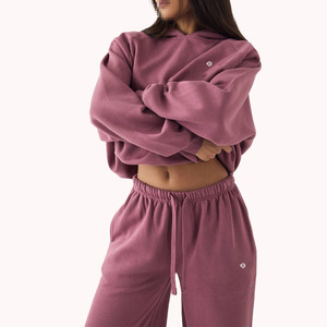 ชุดวอร์มผ้าฟลีซสำหรับผู้หญิง เสื้อครอปฮู้ดดี้ กางเกงทรงหลวม ชุดออกกำลังกายสองชิ้น รับผลิตแบบ OEM แบรนด์ส่วนตัว จำหน่ายจำนวนมาก - Product Image 3