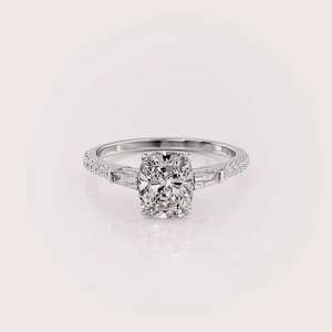 Bague de fiançailles avec diamant de laboratoire taille coussin et pierres latérales en or blanc/jaune et rose 18 carats - Product Image 1