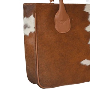 Bolso Tote de Cuero Vacuno Resistente al Agua para Exteriores con Cierre de Cremallera y Accesorios de Ropa en Color Contrastante - Product Image 4