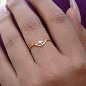 Anillo Minimalista de Moissanita de Oro Macizo 18K con Ajuste de Puntas Curvadas Color D VVS 1 Solitario - Product Image 4