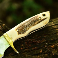 Couteau à lame polie en acier inoxydable fait à la main avec poignée en corne de cerf avec garde en laiton et gaine en cuir véritable.