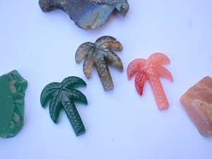 Colgante de cristal con abalorio de palmera de piedras preciosas talladas a mano para la fabricación de joyas - Product Image 4