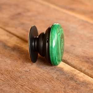 Agarre ajustable para teléfono con forma redonda de malaquita verde natural, soporte para móvil, cabujón, piedras preciosas, malaquita, encantos de agarre para teléfono decorados - Product Image 4