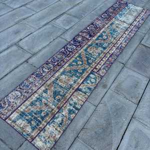 Alfombra Turca, Alfombra Vintage de 2x9 pies, Alfombra Azul de Lana del Suroeste - Product Image 2