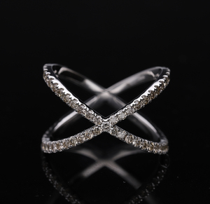 Anillo de diamantes entrecruzado de oro blanco de 14 quilates moderno para mujer, brillantes diamantes redondos naturales, diseño de banda X - Product Image 1