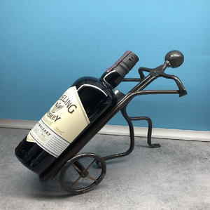 Encantador soporte para botellas de vino con forma de figura de metal. Decoración de bar artística y resistente. Disponible a precios de mayoreo. - Product Image 2