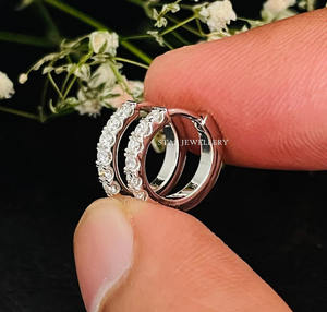 Pendientes de Aro Huggie Cristianos de Oro Sólido de 14K con Diamantes Naturales, Joyería Fina, Regalo de Lujo - Product Image 1