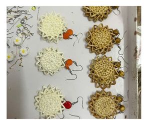 Boucle d'oreille en rotin radiant Boucle d'oreille en rotin de bohème pour dames Design léger pour les aventures d'été et les bijoux élégants en vrac - Product Image 2