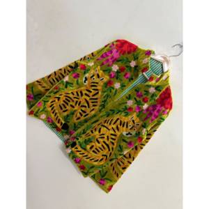 Abrigo de Invierno Reversible de Terciopelo Bagh Suzani Bordado a Mano en Verde Musgo con Motivos de Tigre y Flor de Caléndula - Product Image 1
