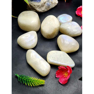 Lot de 8 pierres de lune en forme libre avec éclat bleu : Une danse d'élégance céleste. Pierre précieuse pour la lithothérapie. Offrez une pierre précieuse. - Product Image 1