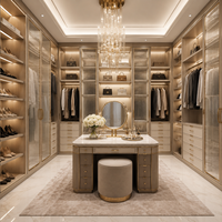 Dressing moderne de luxe avec portes en verre, éclairage LED, îlot central et étagères de présentation
