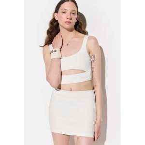 Top Corto Informal con Cuello Redondo, Logotipo Frontal y Detalle en la Cintura - Product Image 1
