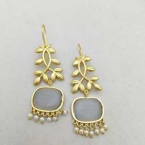 Juego de aretes colgantes de latón pesado de aleación chapada en oro mate con motivo de vid frondosa de diseño personalizable para productos de moda a granel - Product Image 1