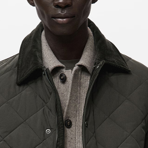 Veste matelassée imperméable personnalisée avec logo pour homme, col rabattu en velours côtelé, manches longues, fermeture éclair et boutons-pression sur le devant - Product Image 3